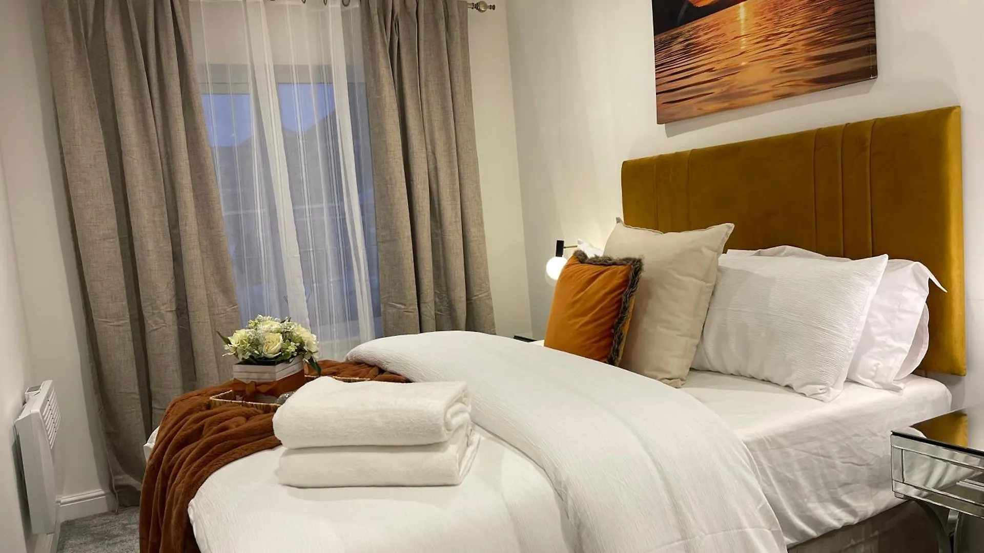 Nova Suite - Luxury, Stylish & Fully Furnished 2 Bed Apartment Minutes Away From The Beach Sleeps 4 To 5 Bournemouth