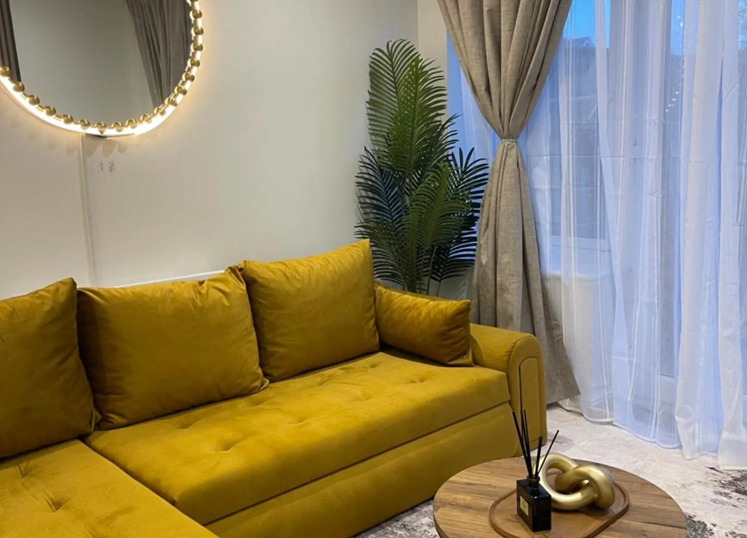Nova Suite - Luxury, Stylish & Fully Furnished 2 Bed Apartment Minutes Away From The Beach Sleeps 4 To 5 Bournemouth