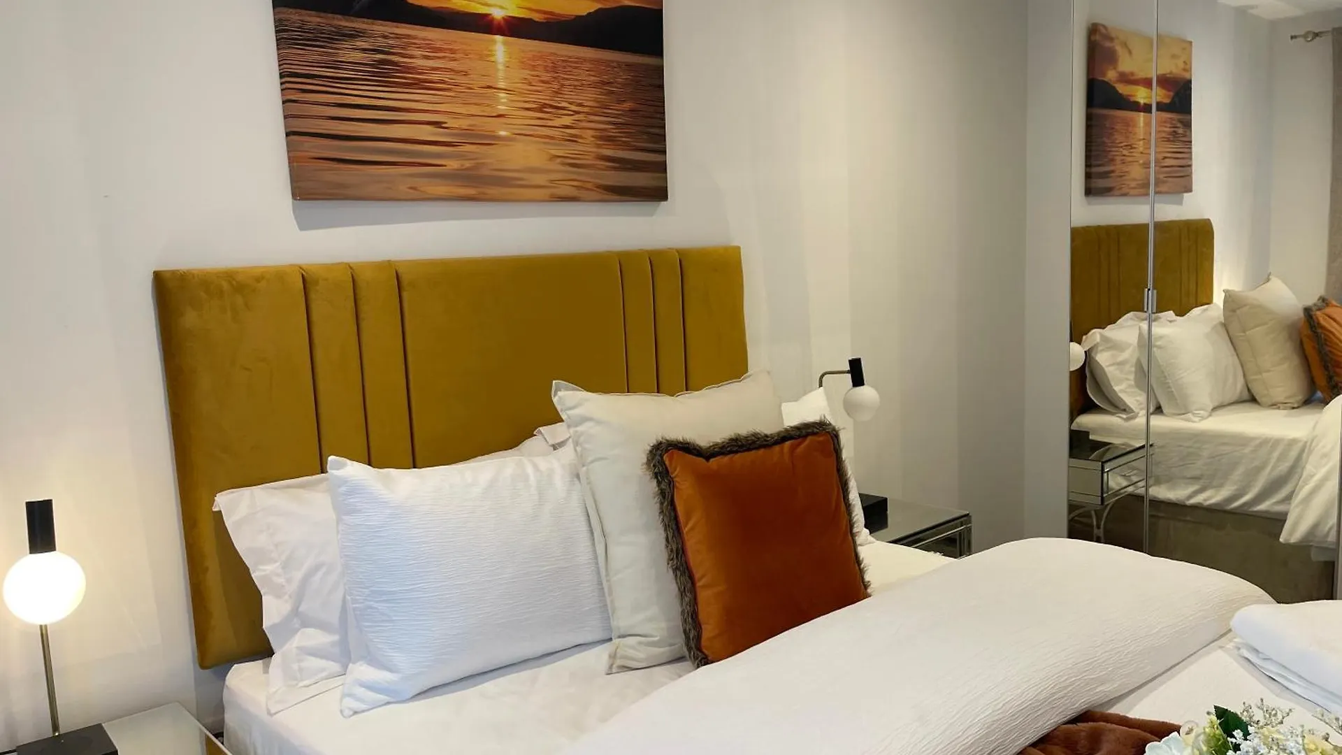 Nova Suite - Luxury, Stylish & Fully Furnished 2 Bed Apartment Minutes Away From The Beach Sleeps 4 To 5 Bournemouth