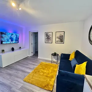 Sleek Urban Getaway - Parking Space - New Large Sofa Bed - Fast Wifi - 10 Minutes Walk To The Beach! Apartment