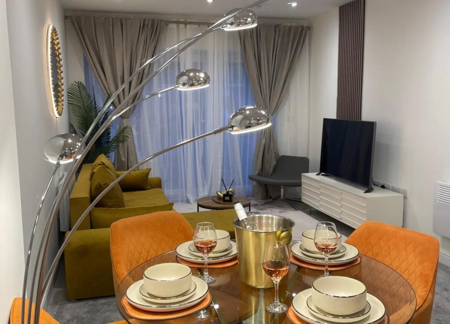Nova Suite - Luxury, Stylish & Fully Furnished 2 Bed Apartment Minutes Away From The Beach Sleeps 4 To 5 Bournemouth