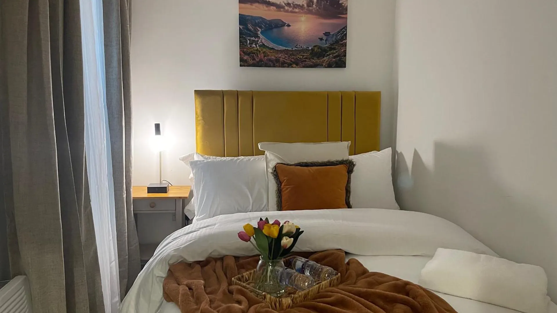 Nova Suite - Luxury, Stylish & Fully Furnished 2 Bed Apartment Minutes Away From The Beach Sleeps 4 To 5 Bournemouth
